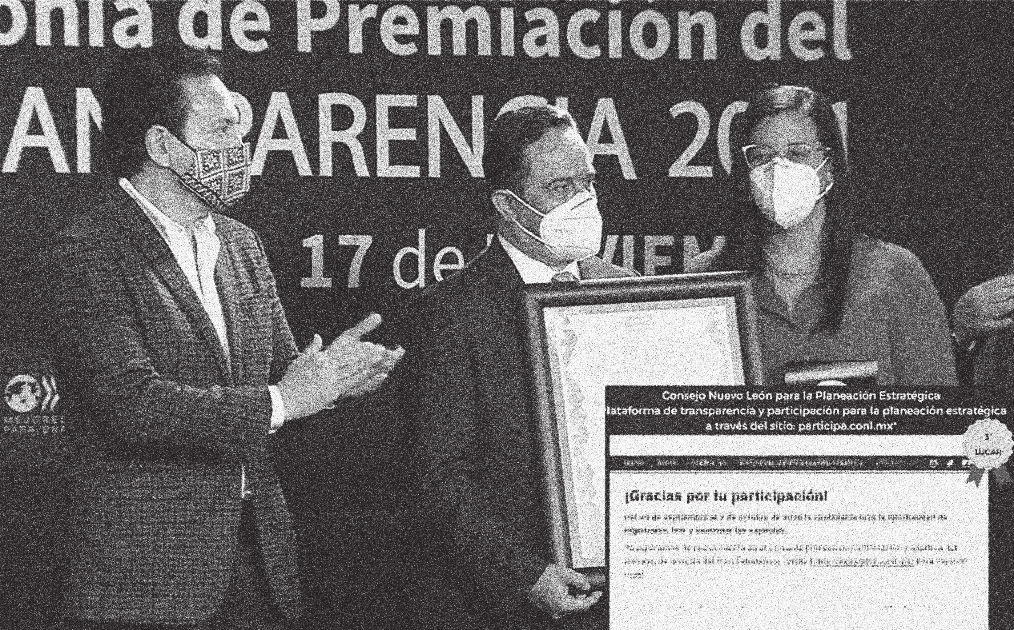 Tres personas, una con un reconocimiento que está entregando a una mujer.