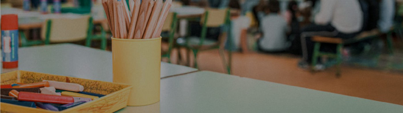 imagen de escritorio en salon de clases