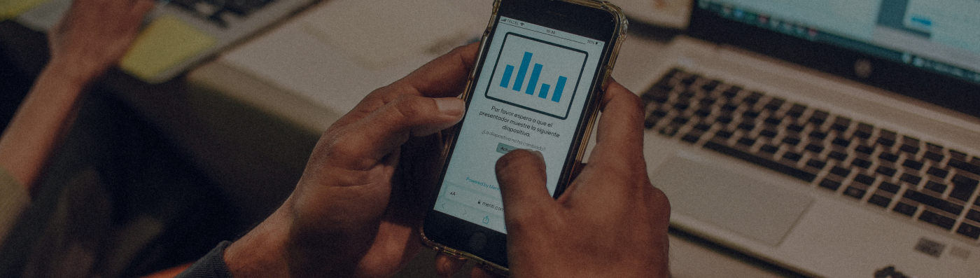 manos con telefono celular